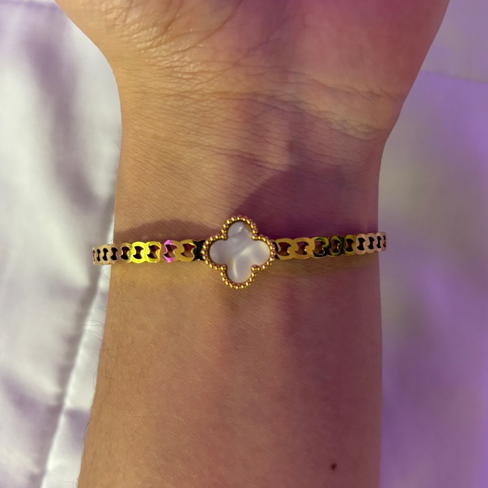 Beautiful Gold Clover Bangle Bracelet